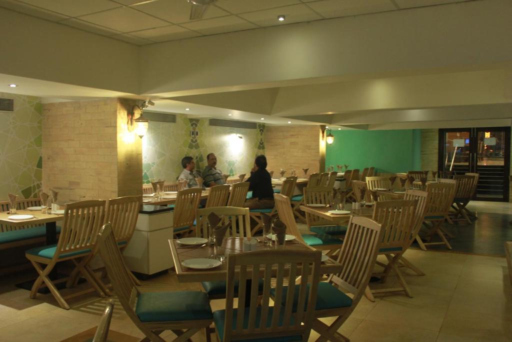 Gcc Hotel And Club Mira-Bhayandar Restaurante foto